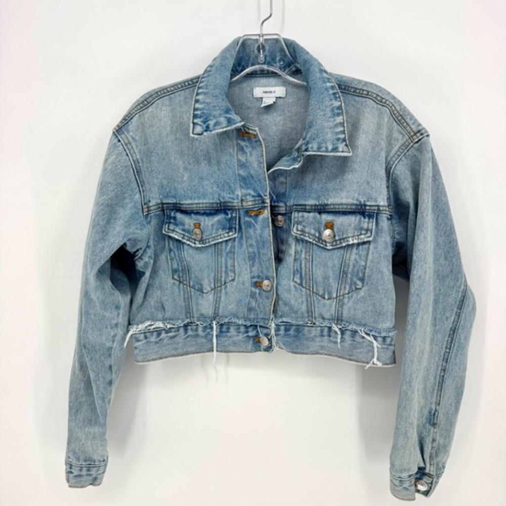 Forever 21 Womens Crop Denim Jacket Light Wash Frayed Hem Button Front Small